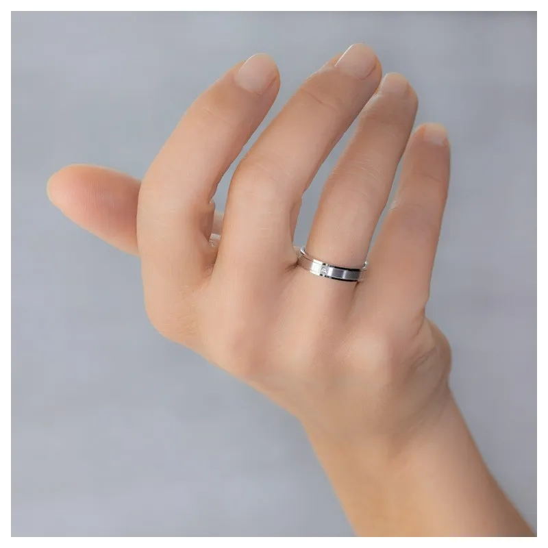 Alianza de boda en oro blanco con diamante 554B1397