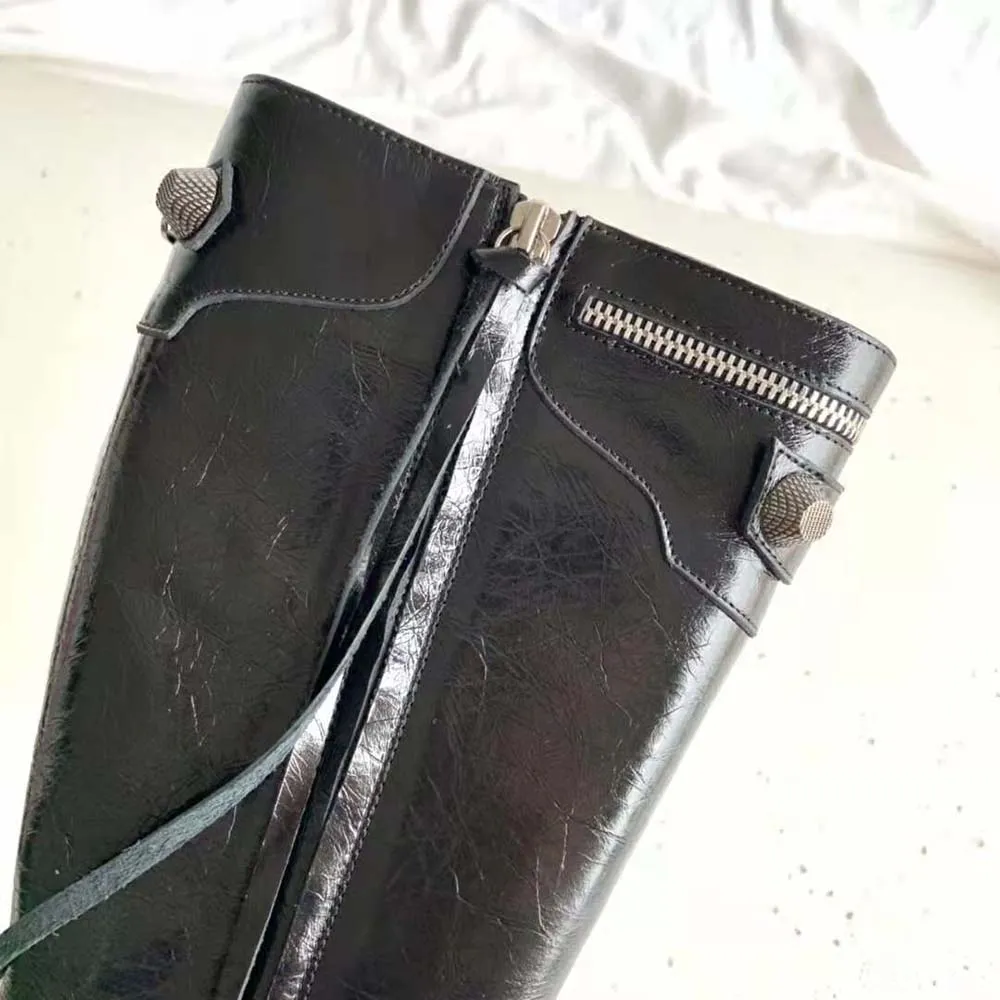 Balenciaga Bota Cagole de 90 mm para Mujer en Piel de Cordero Arena Negra