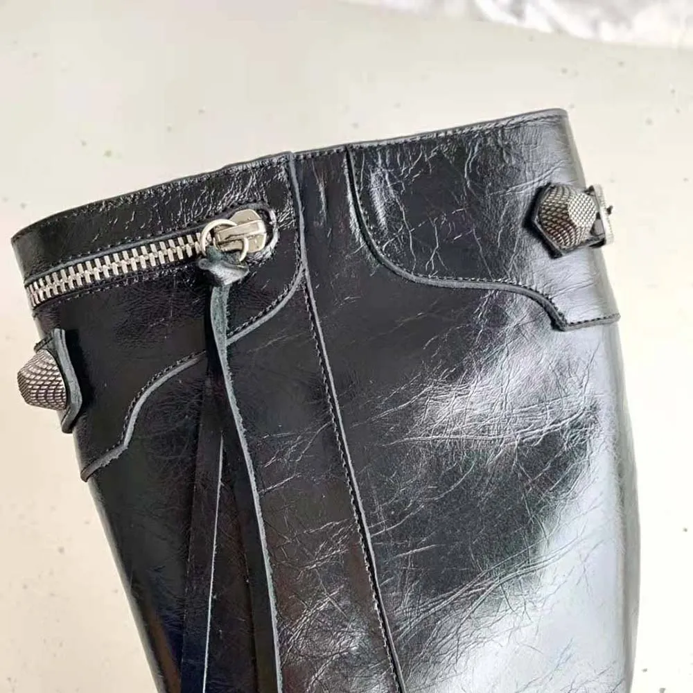 Balenciaga Bota Cagole de 90 mm para Mujer en Piel de Cordero Arena Negra