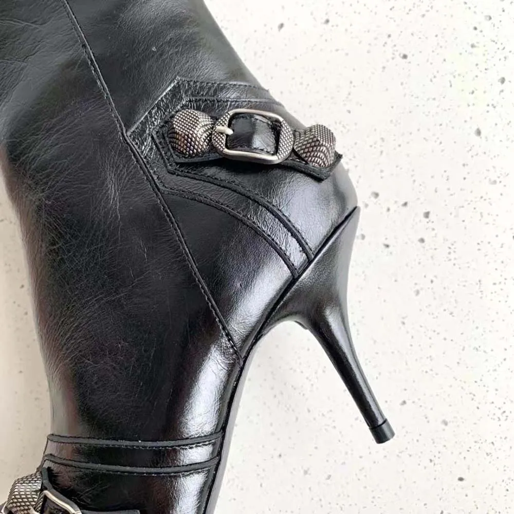 Balenciaga Bota Cagole de 90 mm para Mujer en Piel de Cordero Arena Negra