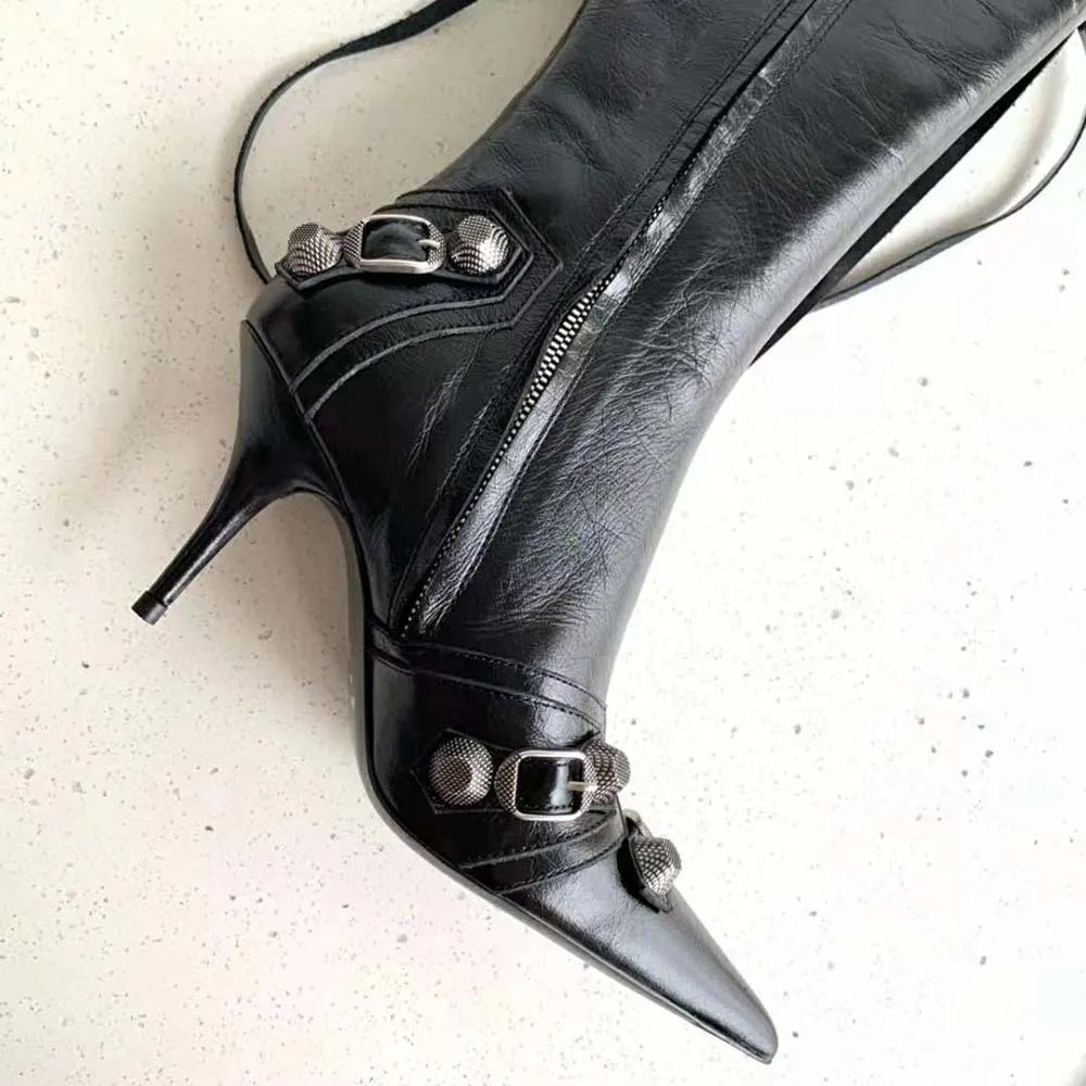 Balenciaga Bota Cagole de 90 mm para Mujer en Piel de Cordero Arena Negra