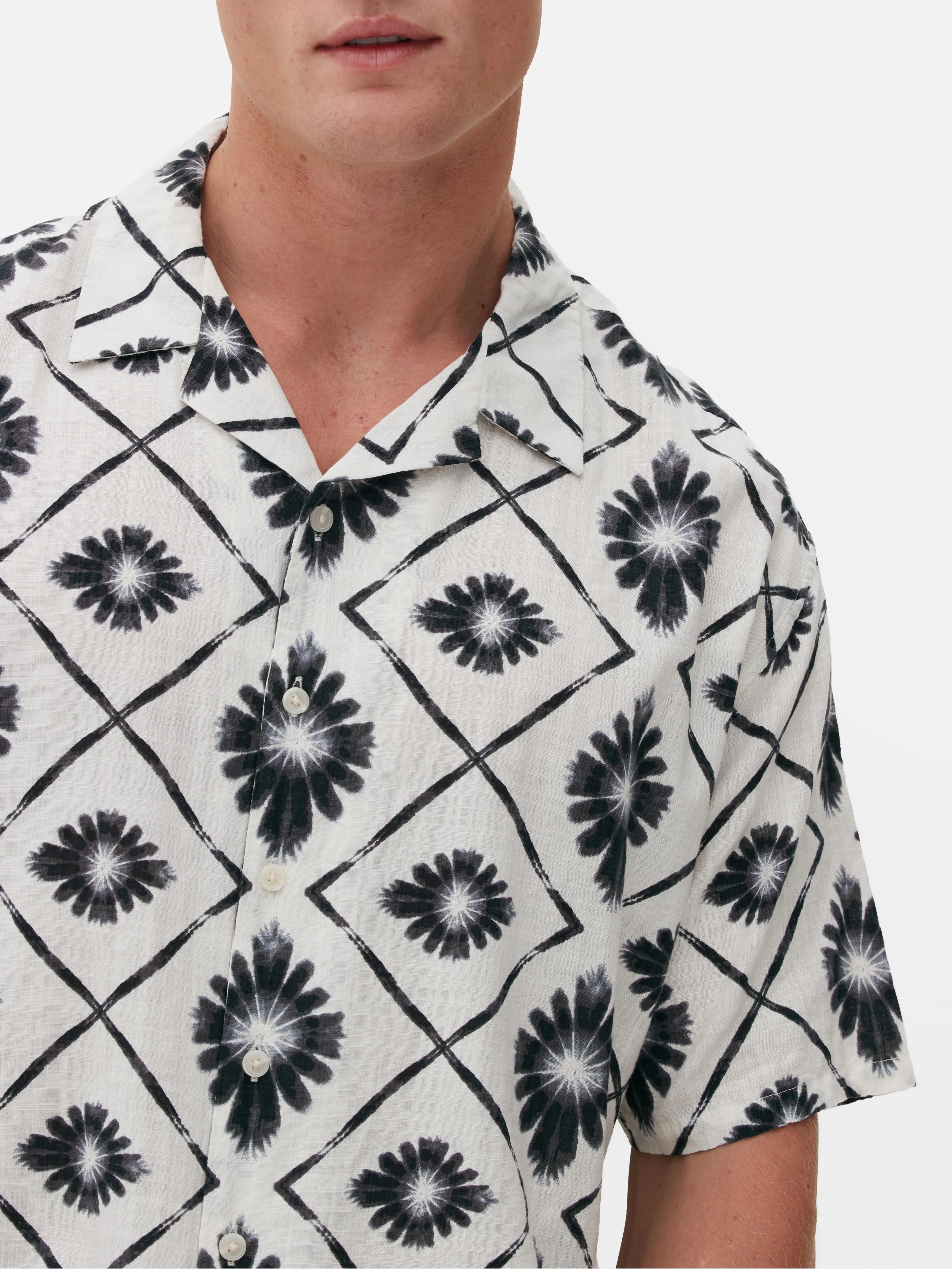 CAMISA CON ESTAMPADO ABSTRACTO TIEDYE