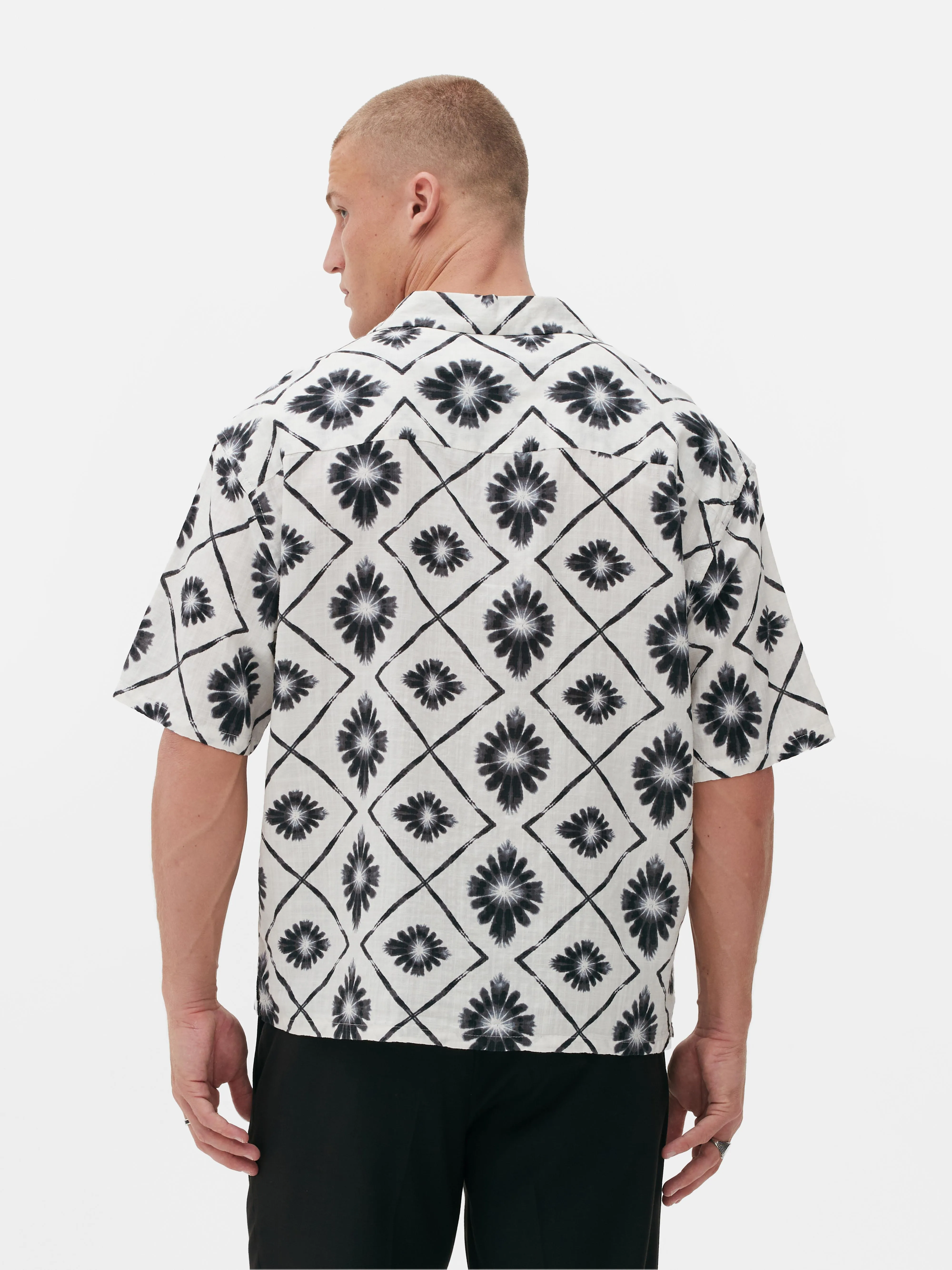 CAMISA CON ESTAMPADO ABSTRACTO TIEDYE