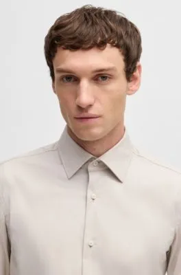 Camisa slim fit en sarga de algodón elástico de planchado fácil