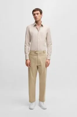 Camisa slim fit en sarga de algodón elástico de planchado fácil