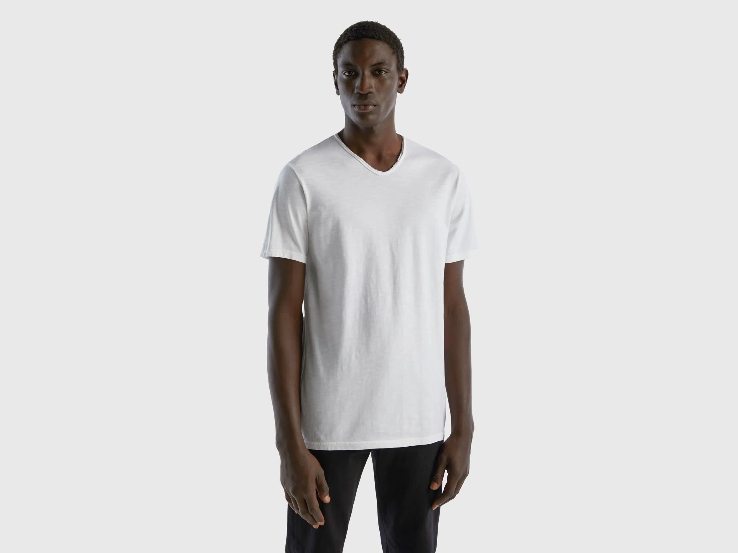 Camiseta de 100 % algodón con escote de pico