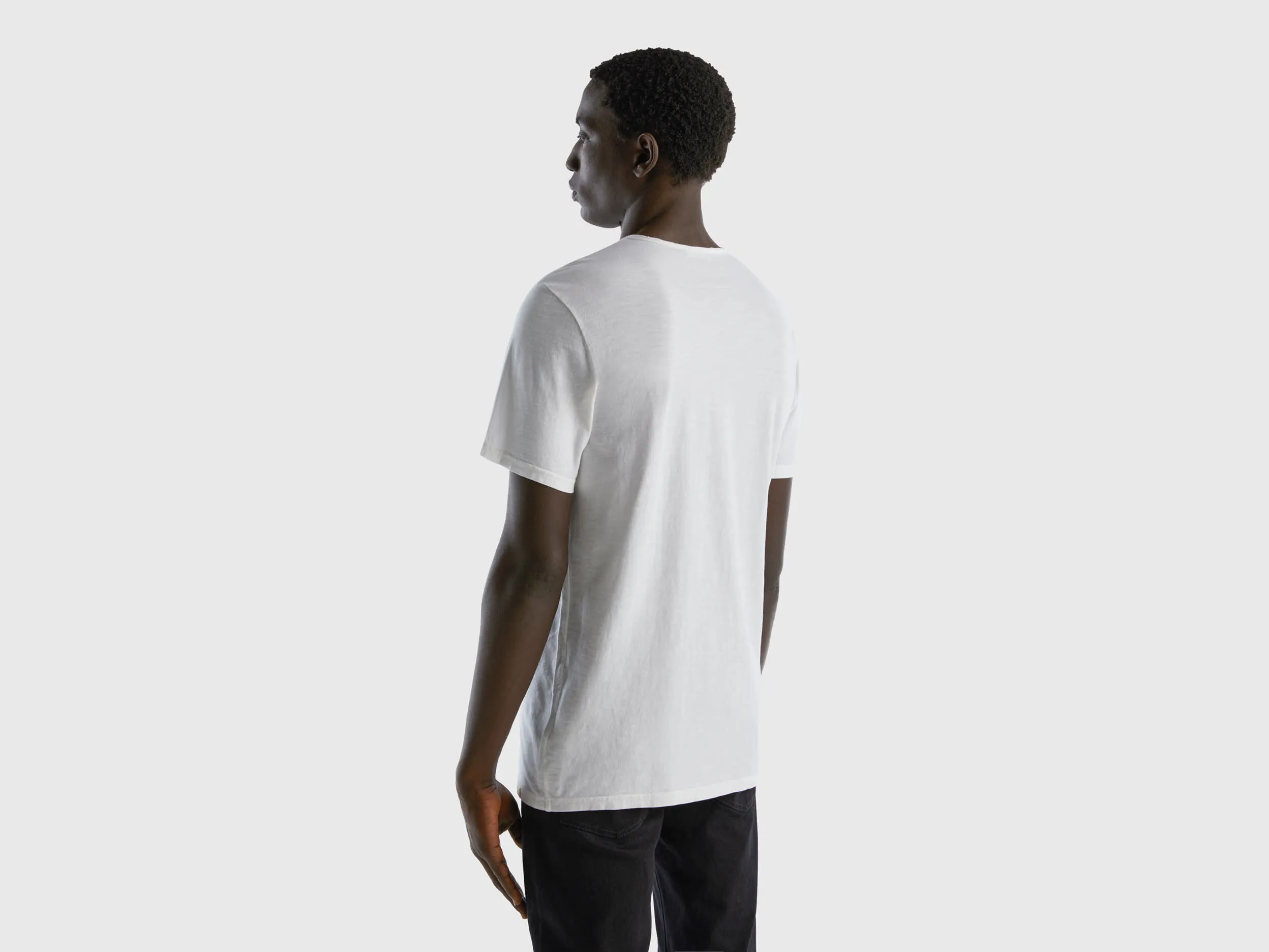 Camiseta de 100 % algodón con escote de pico