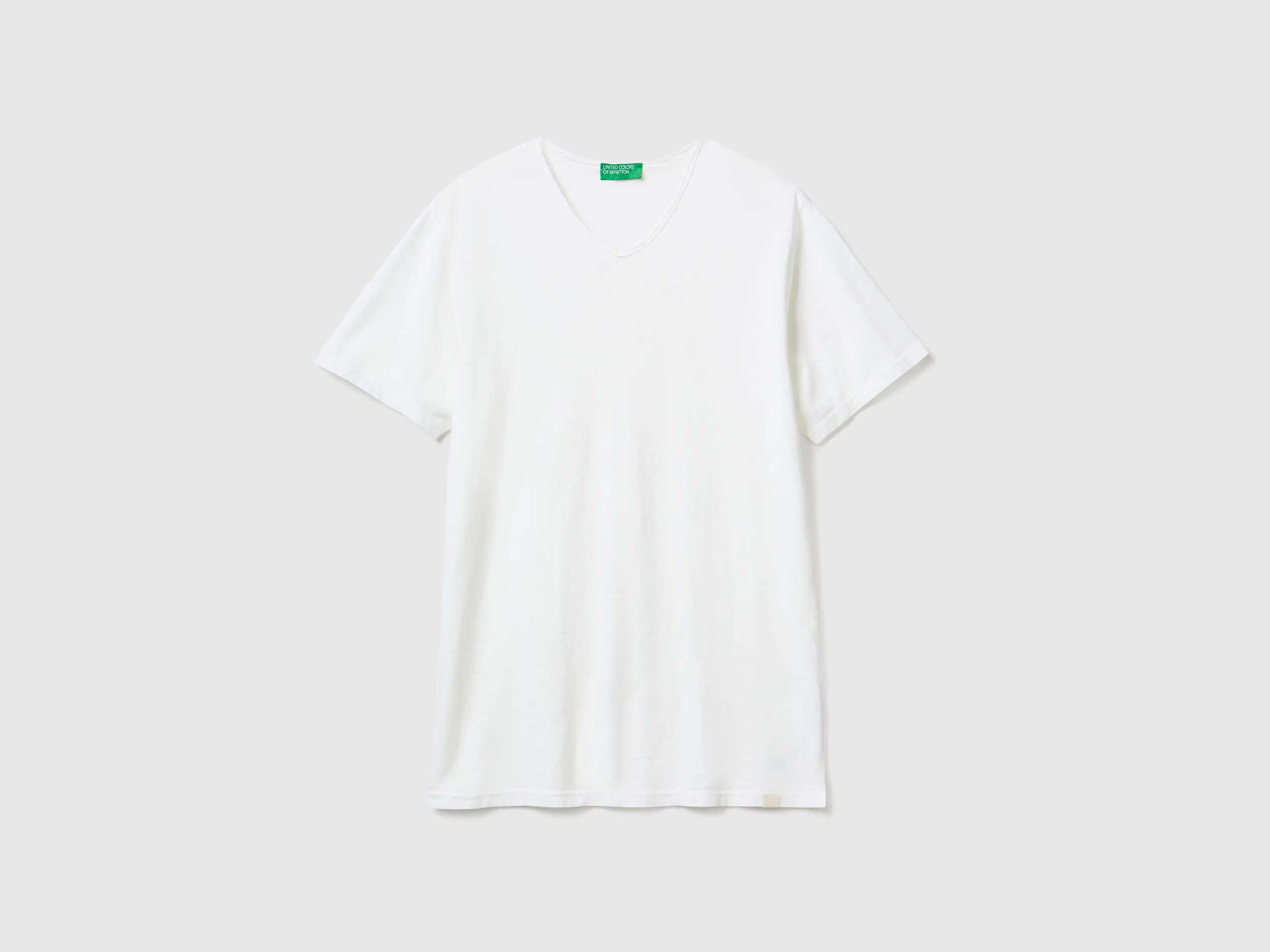 Camiseta de 100 % algodón con escote de pico