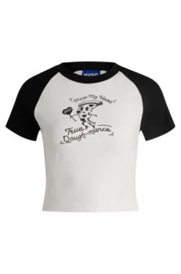 Camiseta regular fit de algodón con detalles en contraste e ilustración de temporada