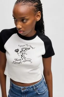 Camiseta regular fit de algodón con detalles en contraste e ilustración de temporada