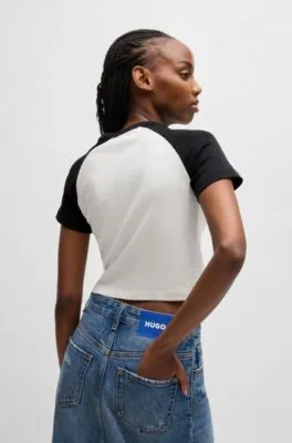 Camiseta regular fit de algodón con detalles en contraste e ilustración de temporada