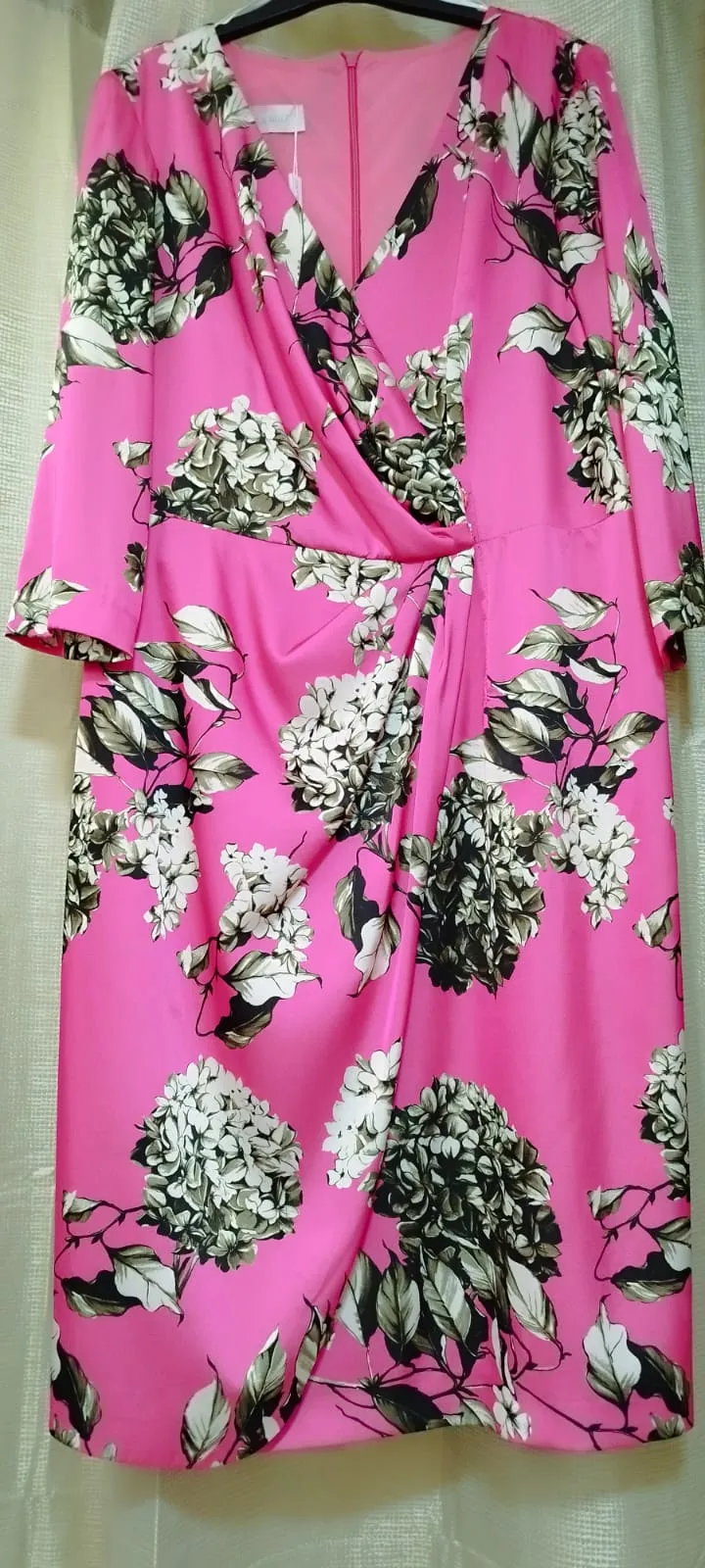 Carla Ruiz vestido saten fucsia