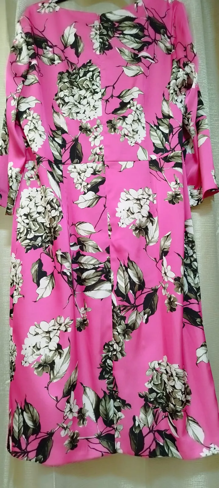Carla Ruiz vestido saten fucsia