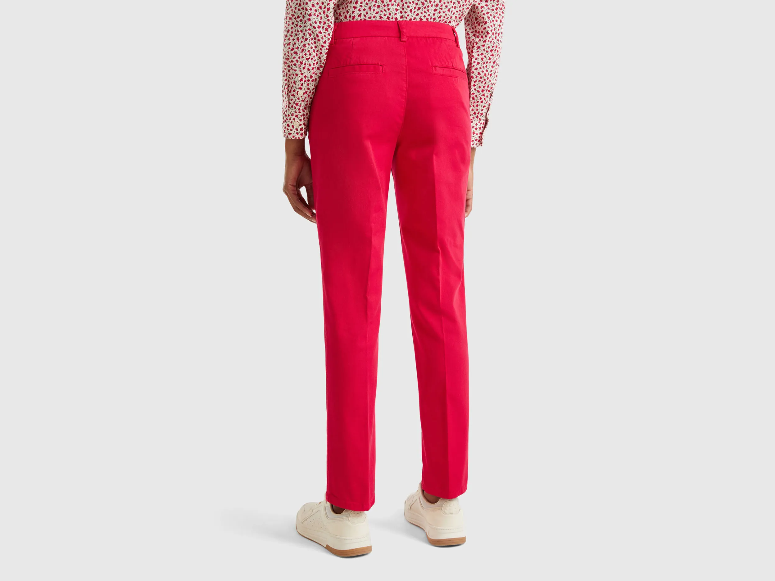 Chinos slim fit de algodón ciruela