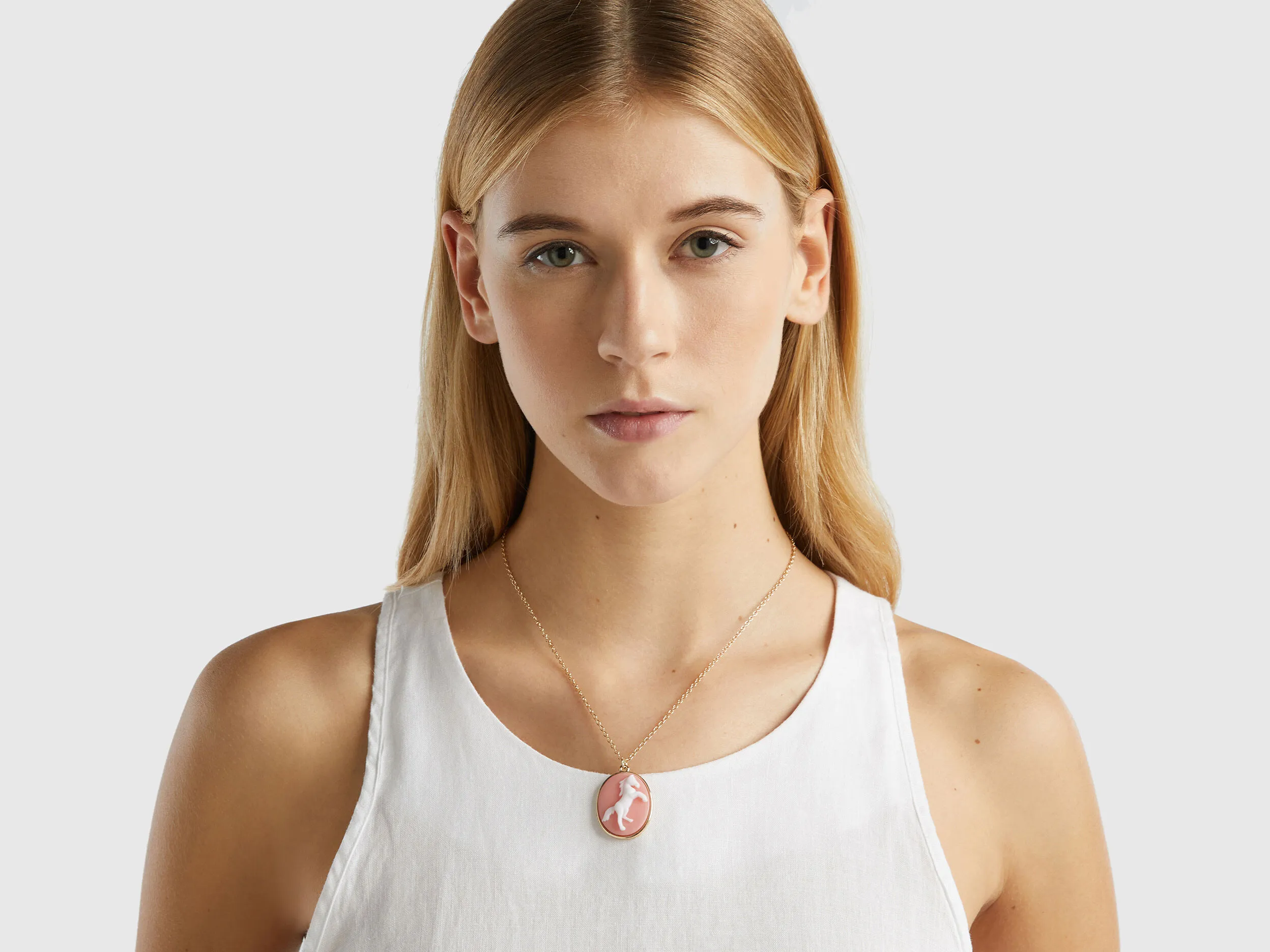 Collar con camafeo rosa de caballo