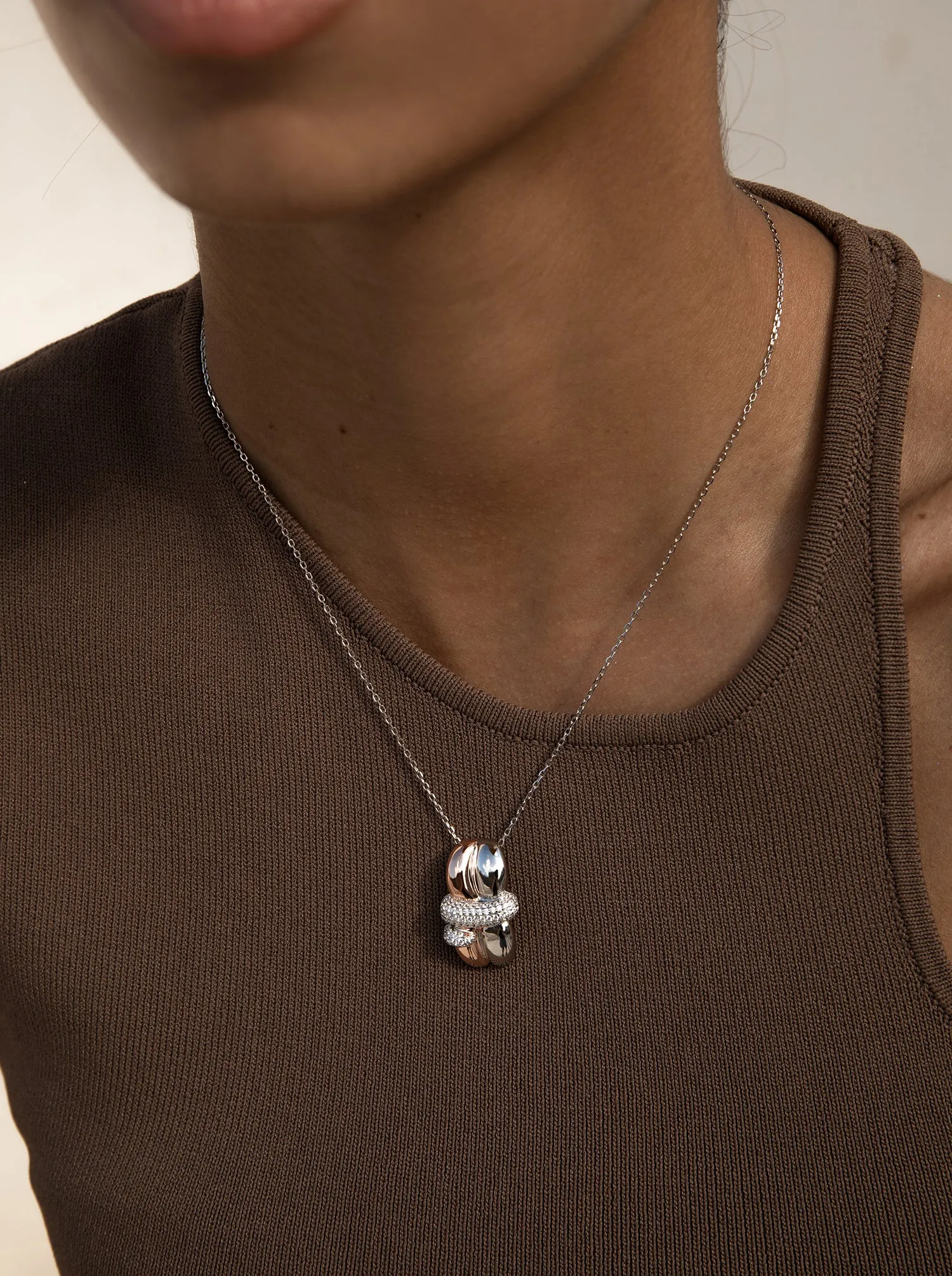 Collares con colgantes diseo irregular abrazados por un carril de circonitas