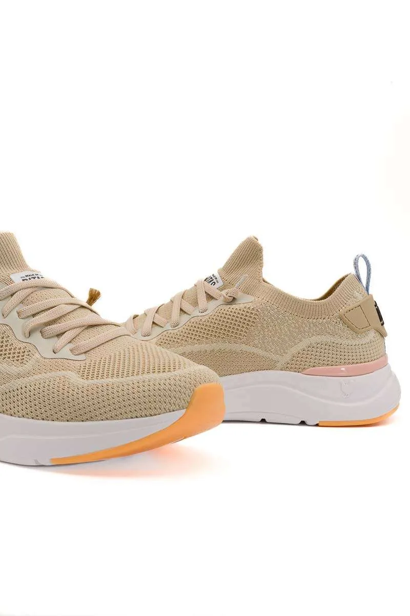 Deportiva color caqui de Walk in Pitas