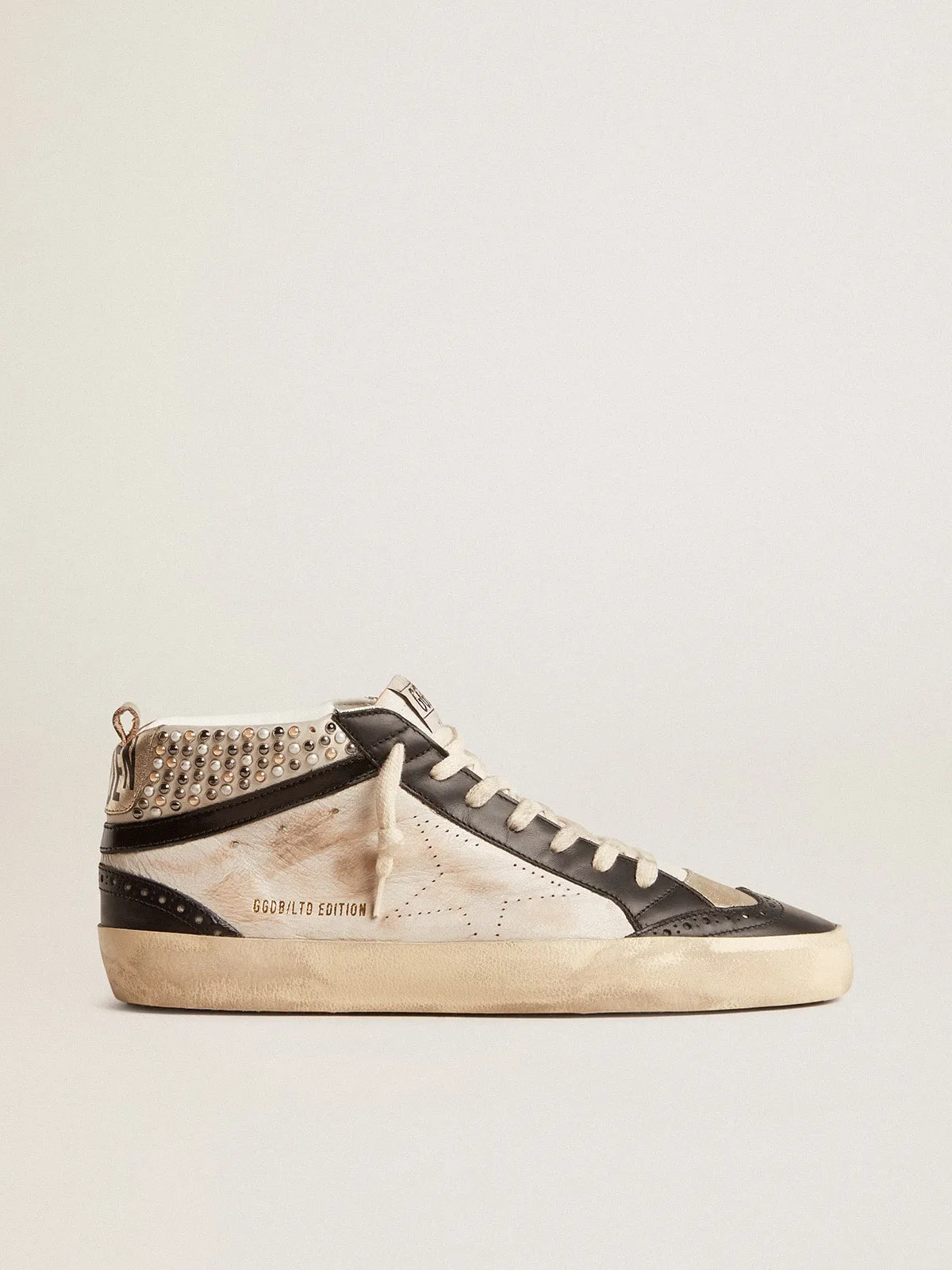 Mid Star LTD de hombre de piel blanca y negra con perlas y estrella perforada
