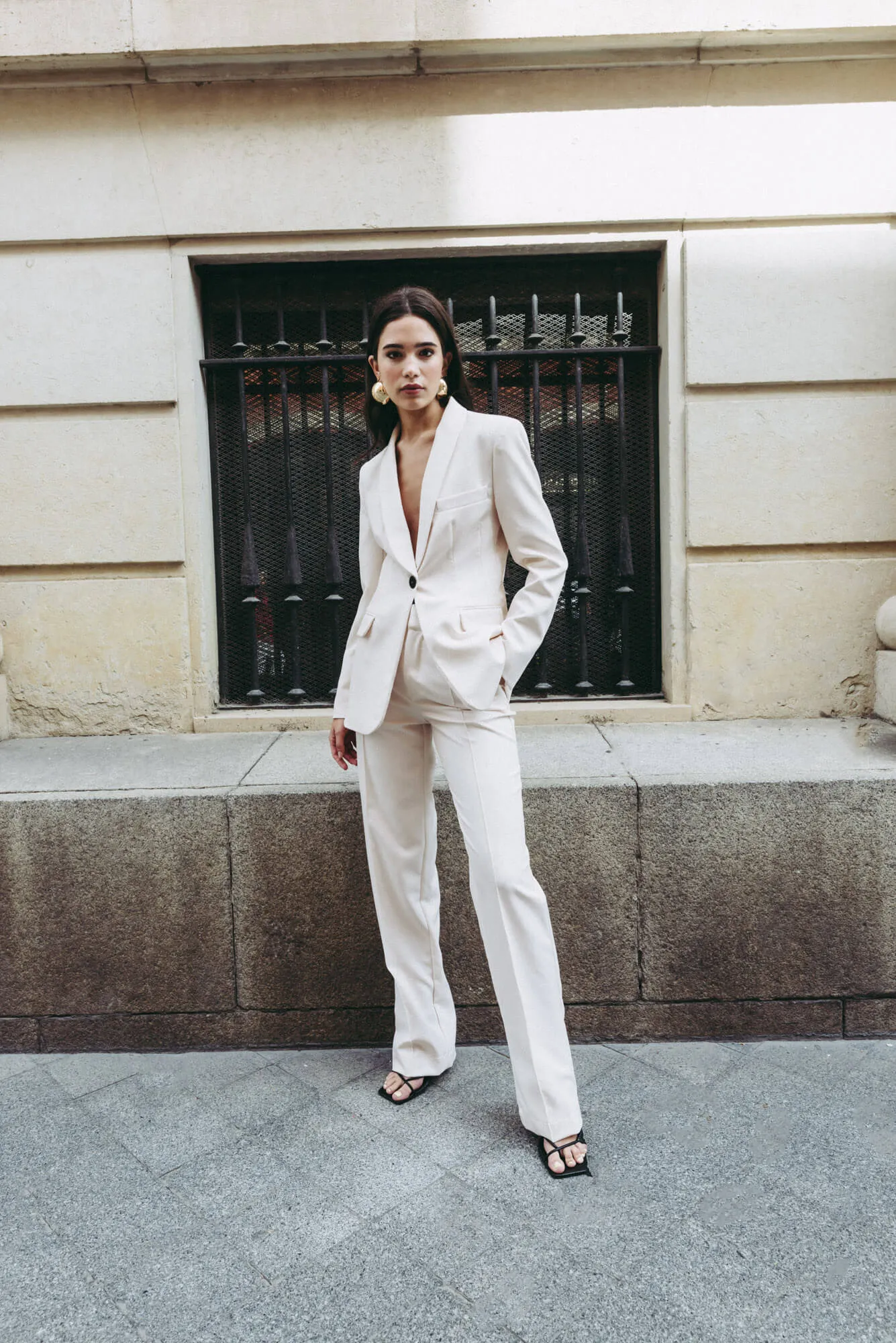 Pantalón fluido con pinzas pernera ancha para mujer color beige