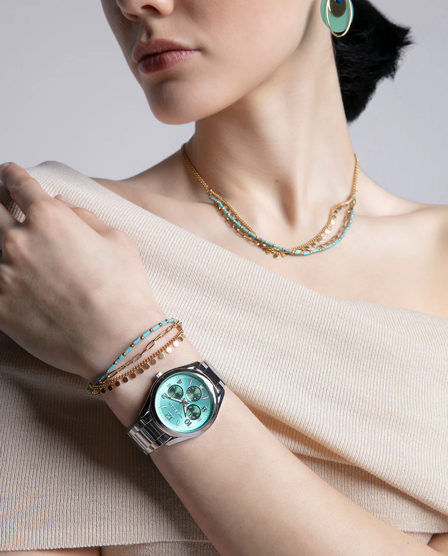 PENDIENTES DE ACERO IP DORADO, CON ARO COLGANTE,CÍRCULO ACRÍLICO VERDE Y PIEDRA AZUL, DE MUJER