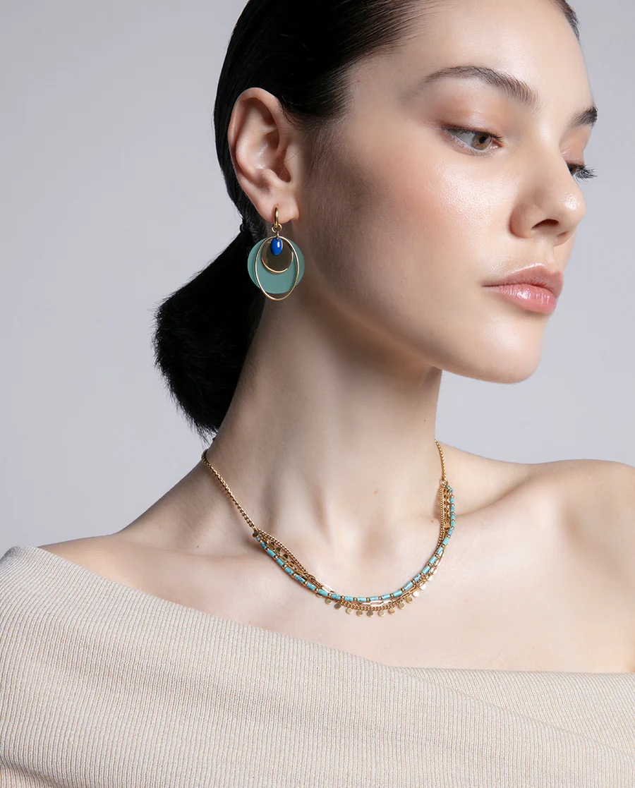 PENDIENTES DE ACERO IP DORADO, CON ARO COLGANTE,CÍRCULO ACRÍLICO VERDE Y PIEDRA AZUL, DE MUJER