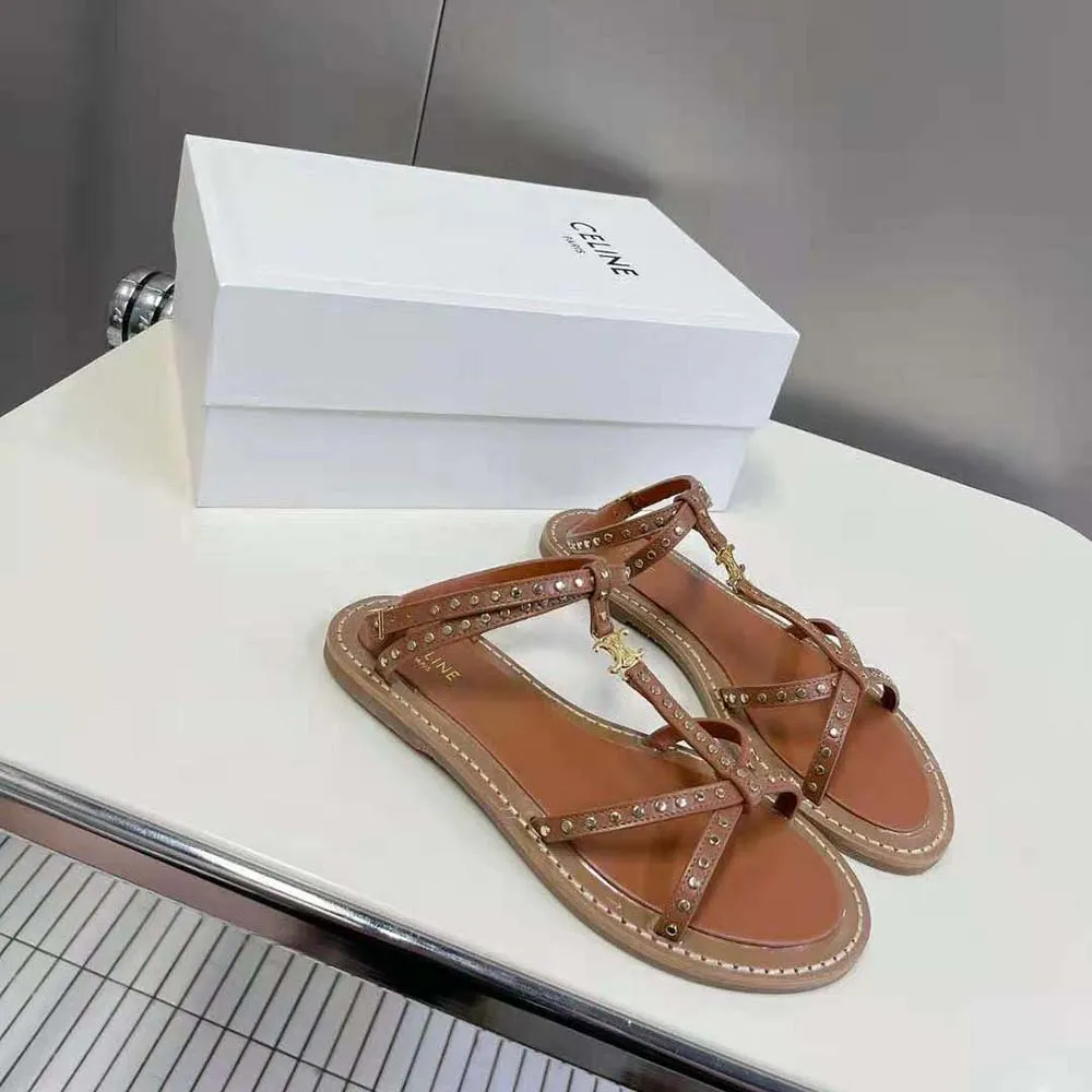 SANDALIA PLANA CELINE MUJER TAILLAT CON TACHUELAS EN PIEL DE BECERRO– BRONCEADO VEGETAL&STUDSMARRóN