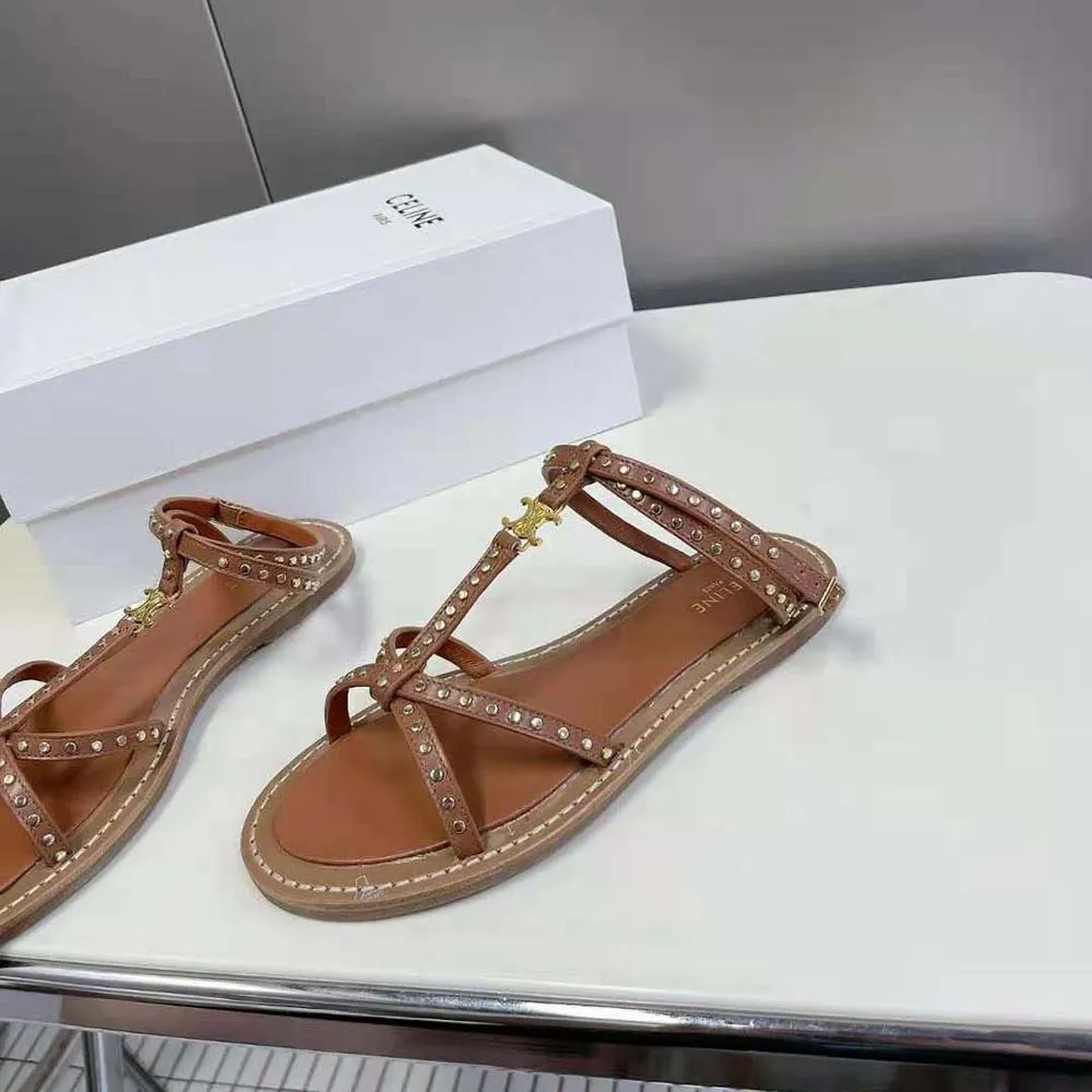 SANDALIA PLANA CELINE MUJER TAILLAT CON TACHUELAS EN PIEL DE BECERRO– BRONCEADO VEGETAL&STUDSMARRóN
