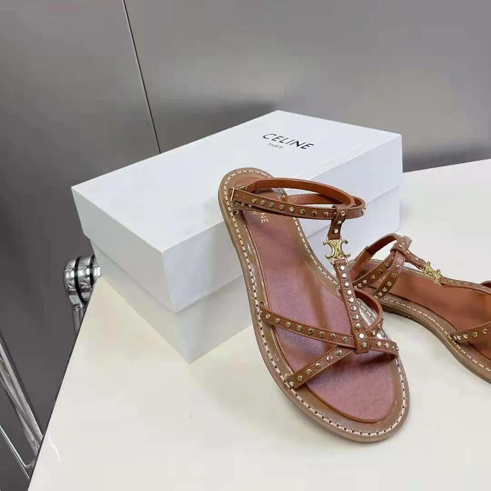 SANDALIA PLANA CELINE MUJER TAILLAT CON TACHUELAS EN PIEL DE BECERRO– BRONCEADO VEGETAL&STUDSMARRóN