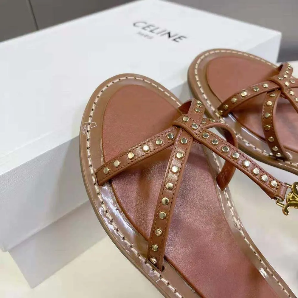 SANDALIA PLANA CELINE MUJER TAILLAT CON TACHUELAS EN PIEL DE BECERRO– BRONCEADO VEGETAL&STUDSMARRóN
