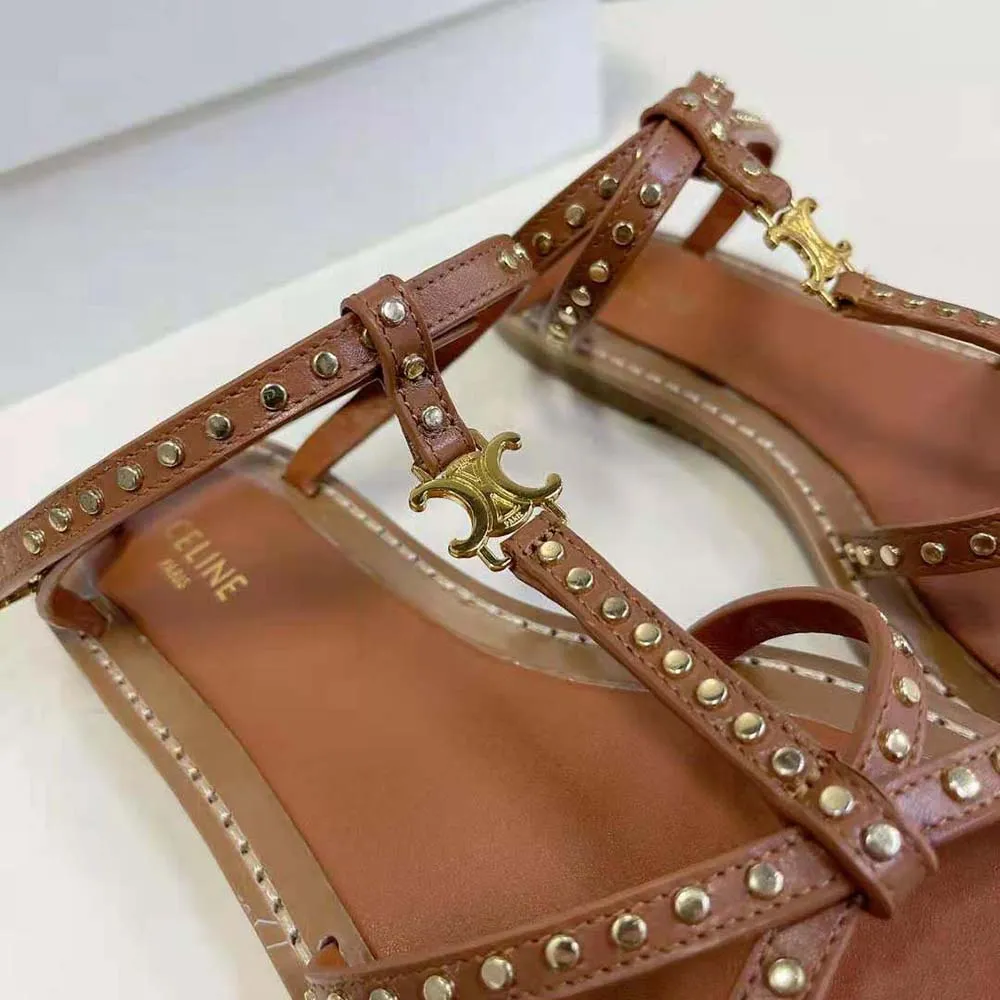 SANDALIA PLANA CELINE MUJER TAILLAT CON TACHUELAS EN PIEL DE BECERRO– BRONCEADO VEGETAL&STUDSMARRóN