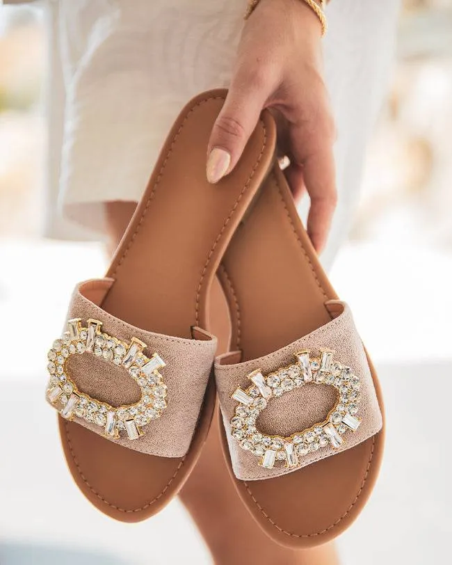 SANDALIA PLANA DE MUJER DE ANTE CON DETALLES DE DIAMANTES EN BEIGE  CLARA